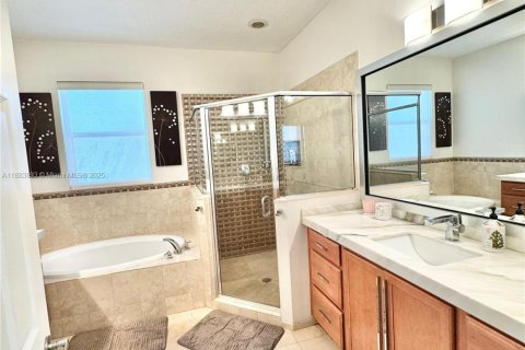 House in Doral, Florida 4 bedrooms, 246.19 sq.m. № 1929990 - photo 8