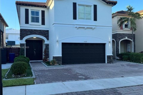 House in Doral, Florida 4 bedrooms, 246.19 sq.m. № 1929990 - photo 23
