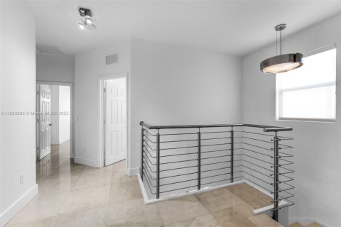 House in Doral, Florida 4 bedrooms, 246.19 sq.m. № 1929990 - photo 30