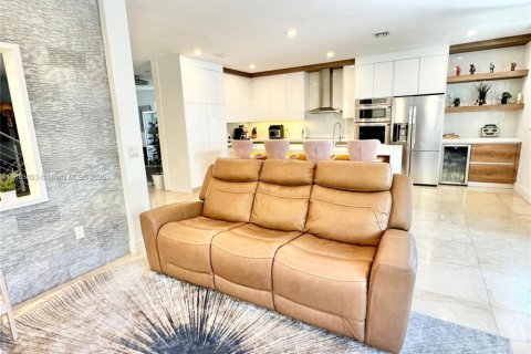 House in Doral, Florida 4 bedrooms, 246.19 sq.m. № 1929990 - photo 4