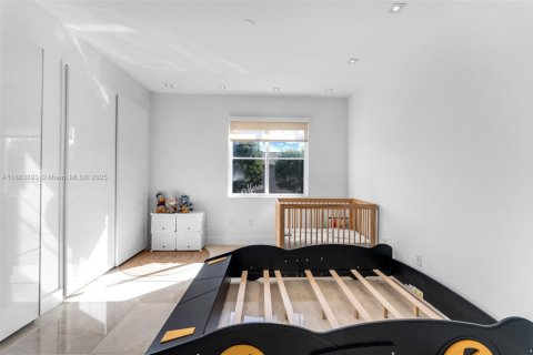 House in Doral, Florida 4 bedrooms, 246.19 sq.m. № 1929990 - photo 27