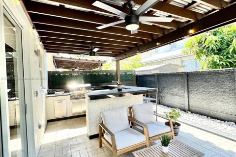 House in Doral, Florida 4 bedrooms, 246.19 sq.m. № 1929990 - photo 21