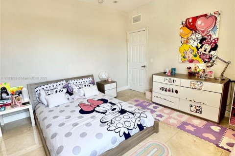 House in Doral, Florida 4 bedrooms, 246.19 sq.m. № 1929990 - photo 14