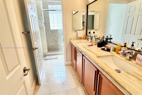 House in Doral, Florida 4 bedrooms, 246.19 sq.m. № 1929990 - photo 15