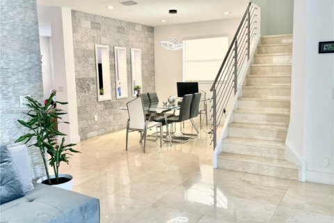 House in Doral, Florida 4 bedrooms, 246.19 sq.m. № 1929990 - photo 3