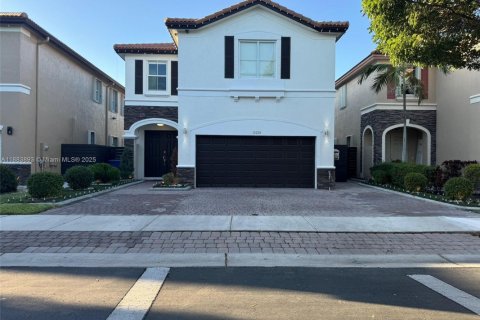 House in Doral, Florida 4 bedrooms, 246.19 sq.m. № 1929990 - photo 1