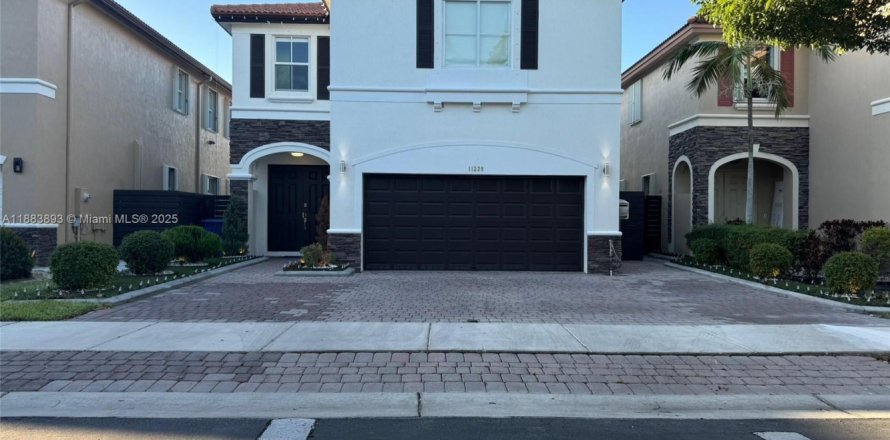 House in Doral, Florida 4 bedrooms, 246.19 sq.m. № 1929990