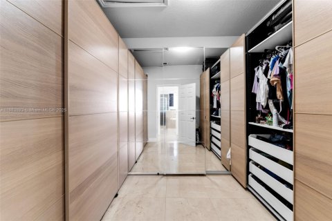 House in Doral, Florida 4 bedrooms, 246.19 sq.m. № 1929990 - photo 24