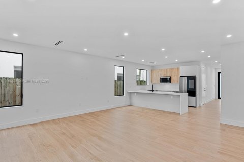 Adosado en venta en Miami, Florida, 3 dormitorios, 173.82 m2 № 1377186 - foto 16