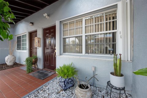 Condominio en Hialeah, Florida, 2 dormitorios  № 2046589