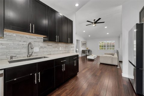 Condominio en venta en Hialeah, Florida, 2 dormitorios, 94.76 m2 № 2046589 - foto 13