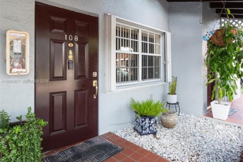 Condominio en venta en Hialeah, Florida, 2 dormitorios, 94.76 m2 № 2046589 - foto 2