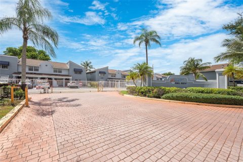 Condominio en venta en Hialeah, Florida, 2 dormitorios, 94.76 m2 № 2046589 - foto 3