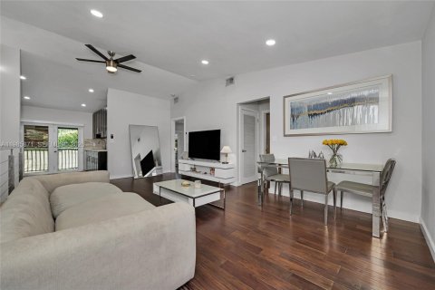 Condominio en venta en Hialeah, Florida, 2 dormitorios, 94.76 m2 № 2046589 - foto 10