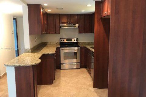 Снять в аренду кондоминиум в Майами, Флорида 2 спальни, 139.54м2, № 1992498 - фото 6