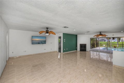 House in Punta Gorda, Florida 2 bedrooms, 148.46 sq.m. № 2203616 - photo 13