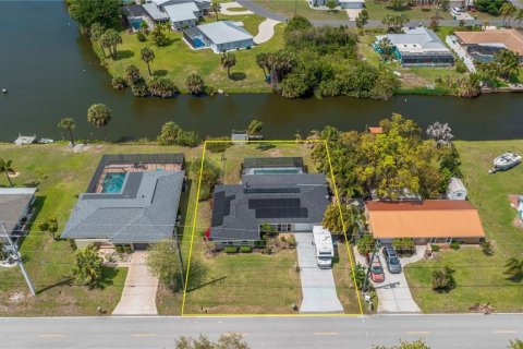 House in Punta Gorda, Florida 2 bedrooms, 148.46 sq.m. № 2203616 - photo 7