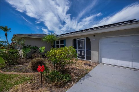 House in Punta Gorda, Florida 2 bedrooms, 148.46 sq.m. № 2203616 - photo 8