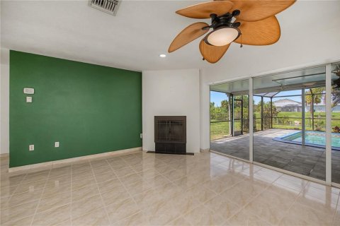 House in Punta Gorda, Florida 2 bedrooms, 148.46 sq.m. № 2203616 - photo 14