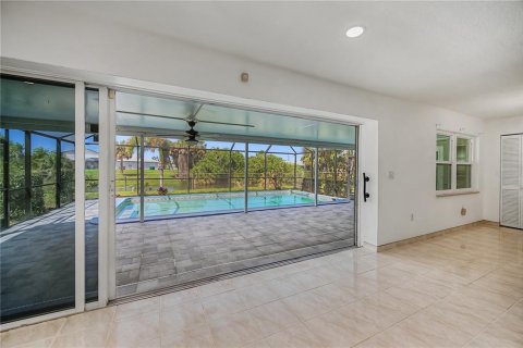 House in Punta Gorda, Florida 2 bedrooms, 148.46 sq.m. № 2203616 - photo 15