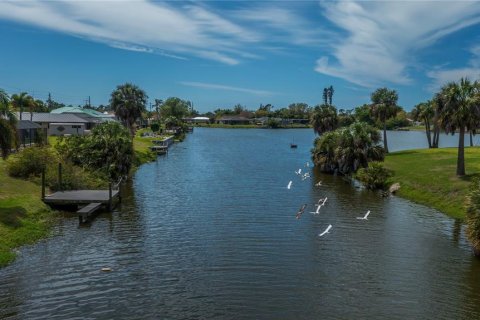 House in Punta Gorda, Florida 2 bedrooms, 148.46 sq.m. № 2203616 - photo 10