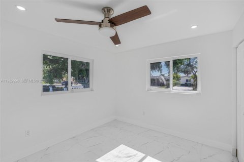 Casa en venta en Miami, Florida, 5 dormitorios, 158.31 m2 № 2023959 - foto 14