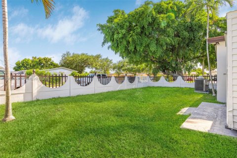 Casa en venta en Miami, Florida, 5 dormitorios, 158.31 m2 № 2023959 - foto 26