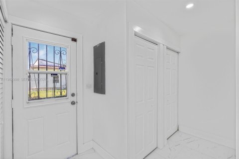 Casa en venta en Miami, Florida, 5 dormitorios, 158.31 m2 № 2023959 - foto 18