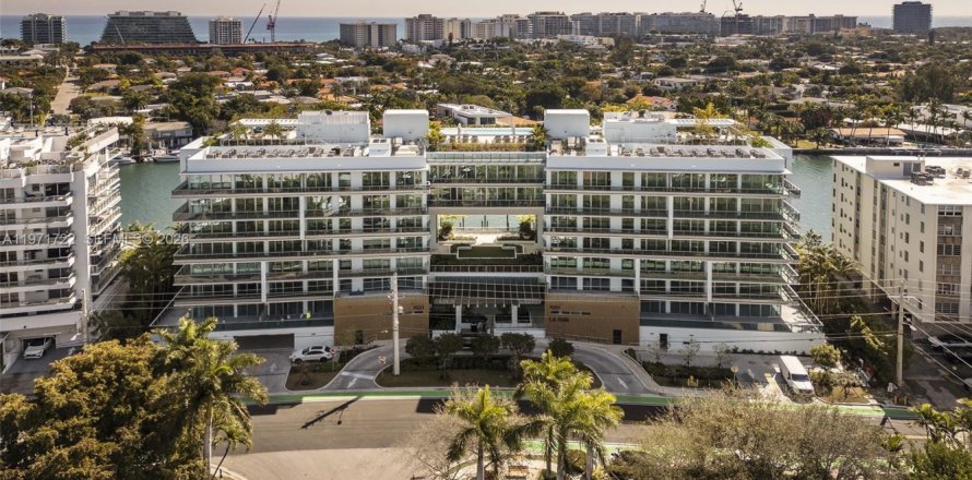 Condominio en Bay Harbor Islands, Florida, 3 dormitorios  № 2032981