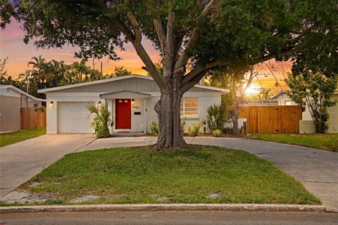 House in Saint Petersburg, Florida 4 bedrooms, 98.1 sq.m. № 2216737