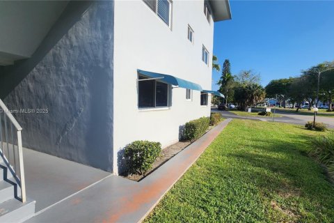 Copropriété à vendre à Hollywood, Floride: 2 chambres, 83.52 m2 № 1947831 - photo 23