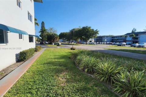 Copropriété à vendre à Hollywood, Floride: 2 chambres, 83.52 m2 № 1947831 - photo 24