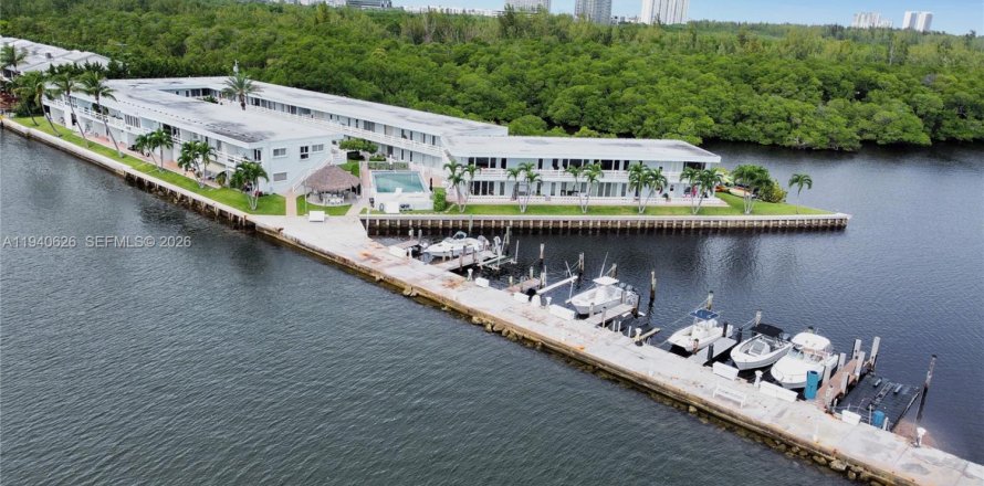 Condominio en North Miami, Florida, 1 dormitorio  № 1998502