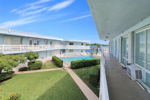 Condominio en venta en North Miami, Florida, 1 dormitorio № 1998502 - foto 28