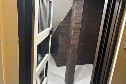 Villa ou maison à vendre à Miami, Floride: 5 chambres, 241.36 m2 № 2331862 - photo 5