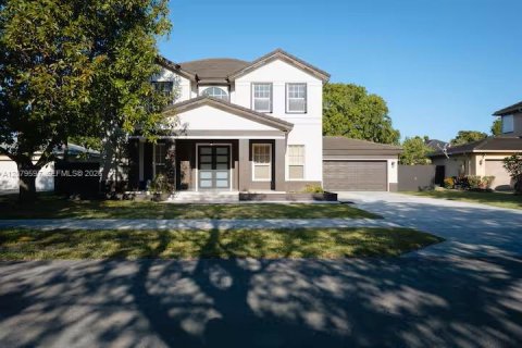 Villa ou maison à vendre à Miami, Floride: 5 chambres, 241.36 m2 № 2331862 - photo 2