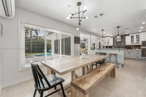 House in Miami, Florida 4 bedrooms, 241.27 sq.m. № 2059160 - photo 12