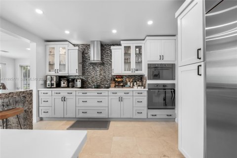House in Miami, Florida 4 bedrooms, 241.27 sq.m. № 2059160 - photo 13