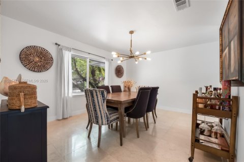 House in Miami, Florida 4 bedrooms, 241.27 sq.m. № 2059160 - photo 16