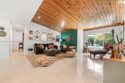 House in Miami, Florida 4 bedrooms, 241.27 sq.m. № 2059160 - photo 3