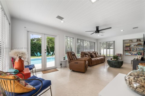 House in Miami, Florida 4 bedrooms, 241.27 sq.m. № 2059160 - photo 15