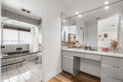 House in Miami, Florida 4 bedrooms, 241.27 sq.m. № 2059160 - photo 18