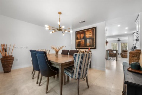 House in Miami, Florida 4 bedrooms, 241.27 sq.m. № 2059160 - photo 6