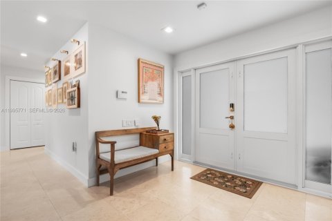 House in Miami, Florida 4 bedrooms, 241.27 sq.m. № 2059160 - photo 11