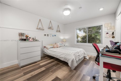 House in Miami, Florida 4 bedrooms, 241.27 sq.m. № 2059160 - photo 8