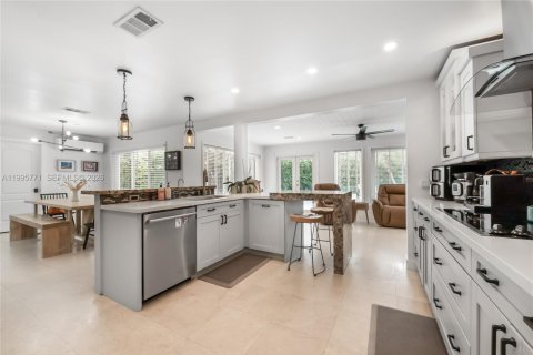 House in Miami, Florida 4 bedrooms, 241.27 sq.m. № 2059160 - photo 4