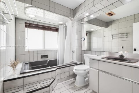 House in Miami, Florida 4 bedrooms, 241.27 sq.m. № 2059160 - photo 19