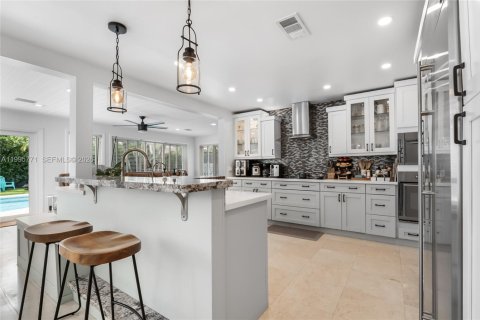 House in Miami, Florida 4 bedrooms, 241.27 sq.m. № 2059160 - photo 14