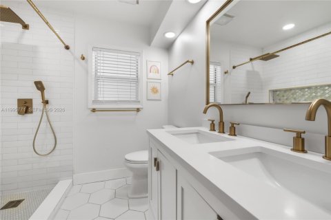 House in Miami, Florida 4 bedrooms, 241.27 sq.m. № 2059160 - photo 7