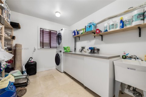 House in Miami, Florida 4 bedrooms, 241.27 sq.m. № 2059160 - photo 21